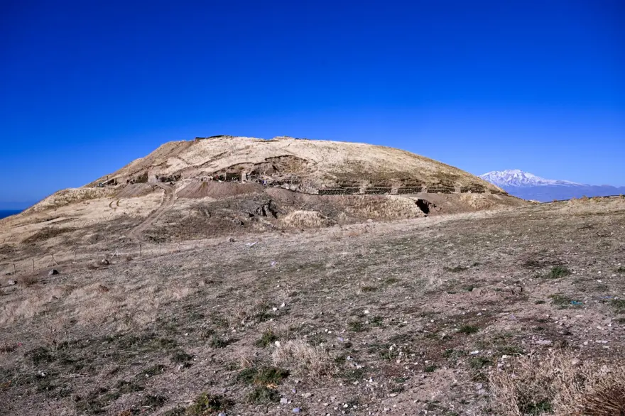 Van Gölü kıyısında ihtişamlı bir kale yükseliyor: Ayanis Kalesi adeta yeniden inşa ediliyor! 16