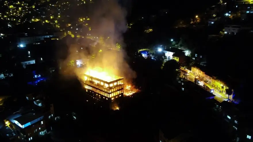 Bursa'da tarihi fabrikada korkutan yangın 4 Bursa'da tarihi fabrikada korkutan yangın 4