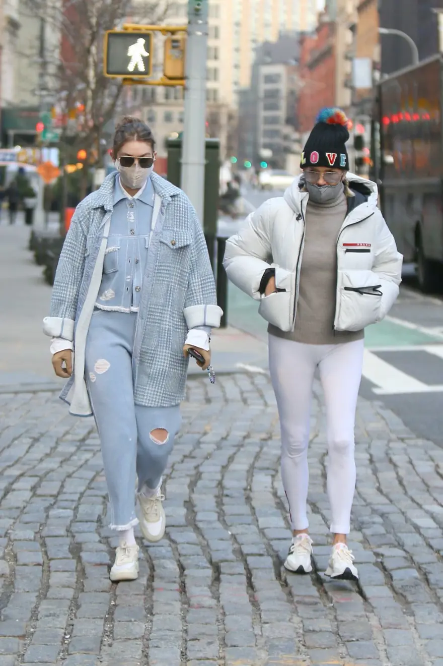 Gigi Hadid ile Yolanda Hadid'in yürüyüşünde nazarlık ayrıntısı 