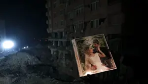 Ebrar Sitesi'nin enkazından geriye fotoğraf albümleri kaldı Ebrar Sitesi'nin enkazından geriye fotoğraf albümleri kaldı