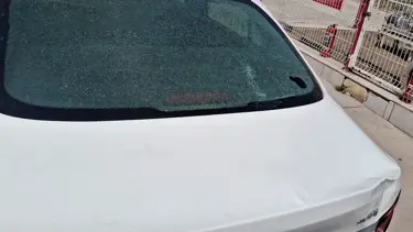 Şiddetli rüzgar çatıdan uçurdu, arabanın camını patlattı