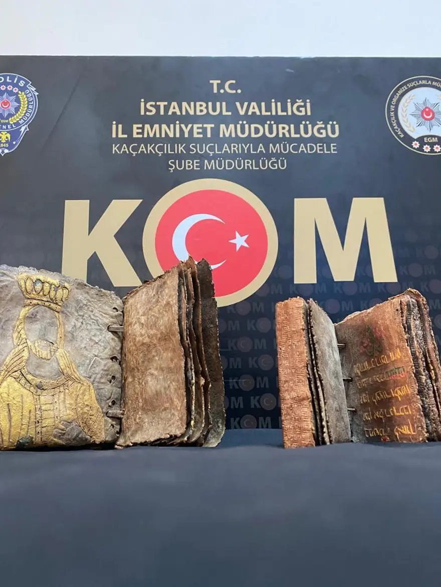İstanbul'da İncil ve Tevrat ile çok sayıda sikke ele geçirildi 9 İstanbul'da İncil ve Tevrat ile çok sayıda sikke ele geçirildi 9