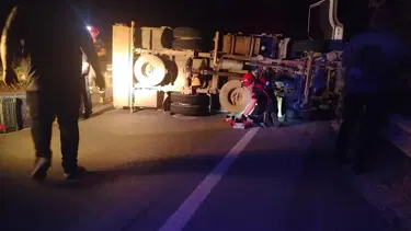 Domates yüklü kamyon devrildi: 2 yaralı