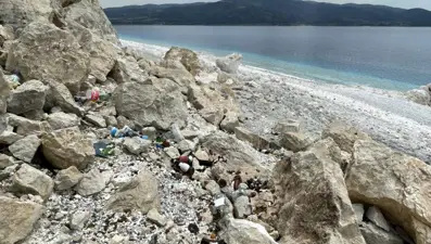 Salda Gölü’nde tepki çeken kareler: “Mavi gezegen S.O.Sveriyor”