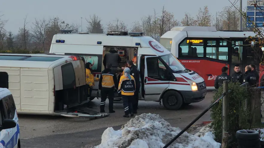 Gizli buzlanma kazası:Servis devrildi, 7 işçi yaralandı 2 Gizli buzlanma kazası:Servis devrildi, 7 işçi yaralandı 2
