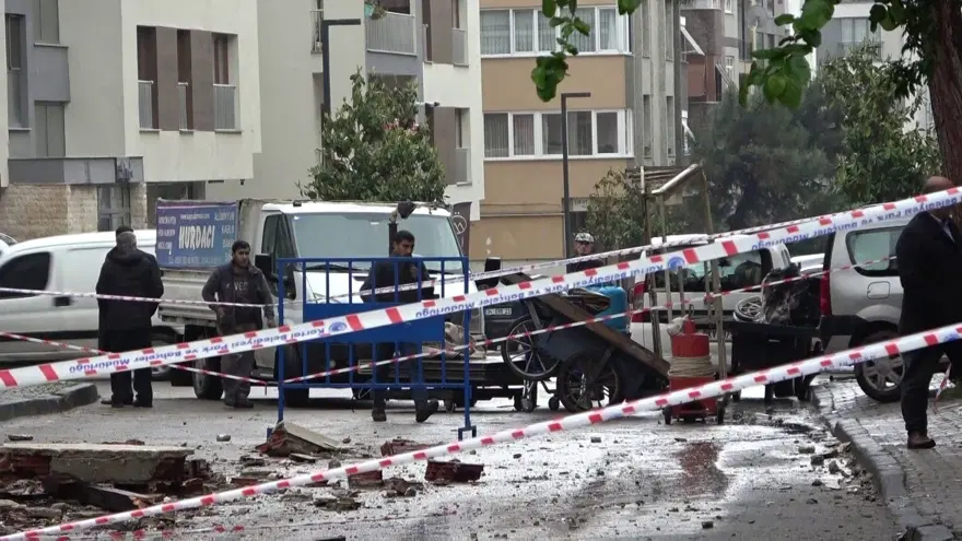 İstanbul'da kolonunda çatlak oluşan 7 katlı apartman tahliye edildi 