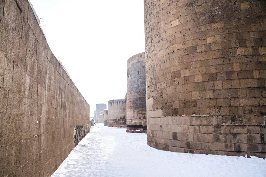 Beyaza bürünen Ani Antik Kenti masalsı güzelliğiyle yerli ve yabancı turistleri ağırlıyor 6 Beyaza bürünen Ani Antik Kenti masalsı güzelliğiyle yerli ve yabancı turistleri ağırlıyor 6