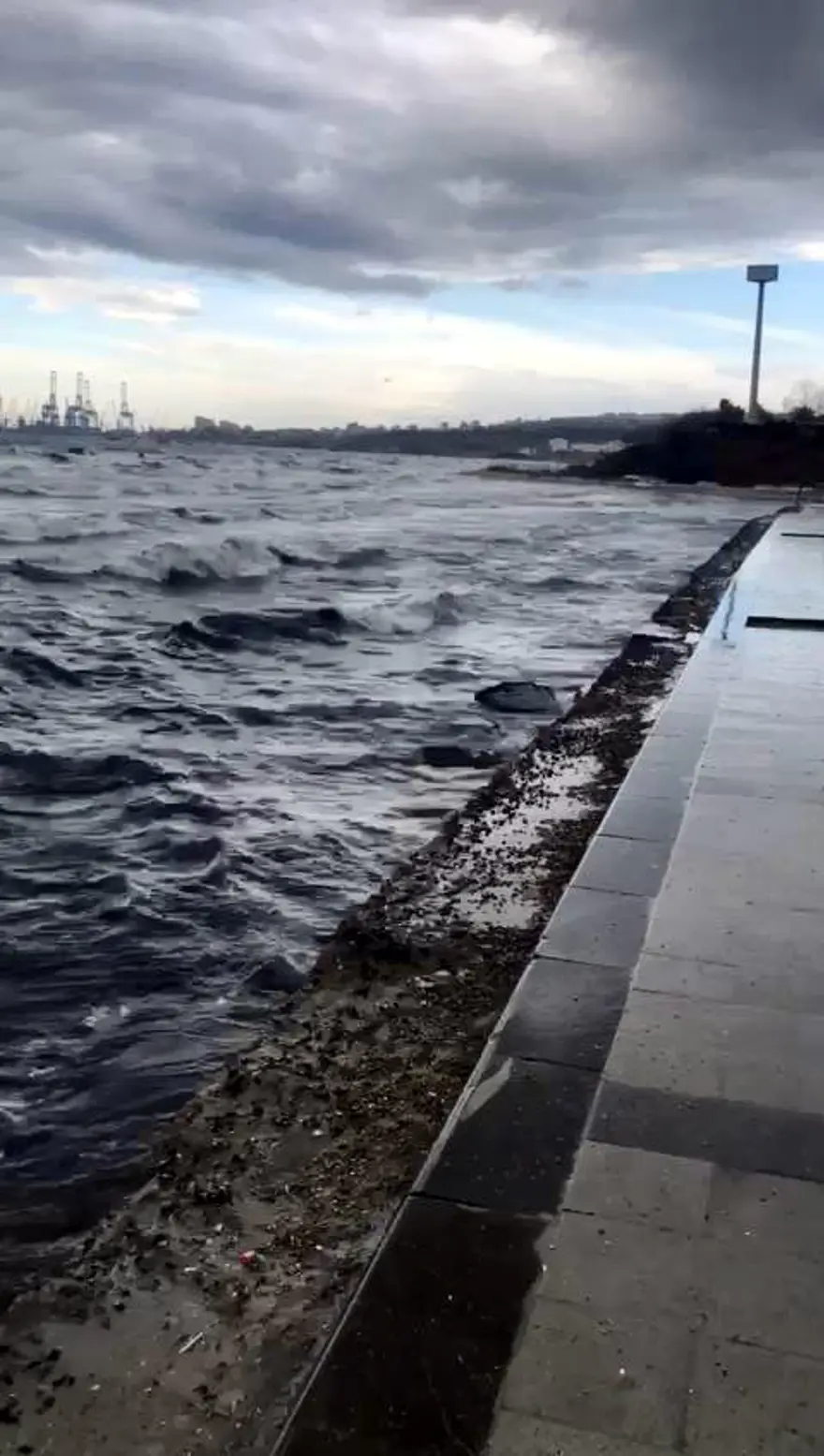 Avcılar'da deniz 15 metre çekildi: Deniz çekilmesi nedir, neden olur? (Kandilli Rasathanesi'nden açıklama) 13