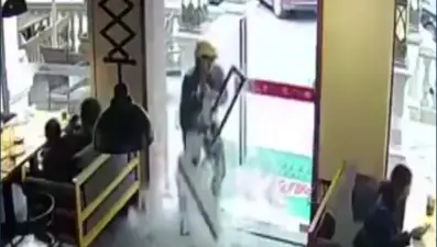 Restoranın kapısını fark etmeyen teslimatçı