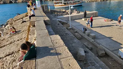 Her gün binlerce turistin gezdiği iskelede çökme tehlikesi! 15 derece eğildi, yüzlerce kiloluk taş bloklar düştü