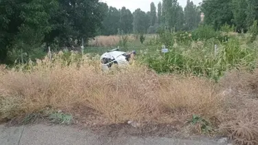 Otomobil mısır ekili araziye devrildi: 2 yaralı