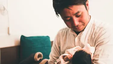 Japonya'da babalar için ezber bozan karar (Bakan babalık izni kullanıyor)