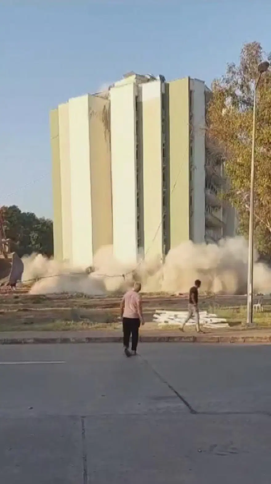 10 katlı bina çelik halatlarla yıkıldı (Hatay’da yıkım veenkaz kaldırma çalışmaları sürüyor) 1