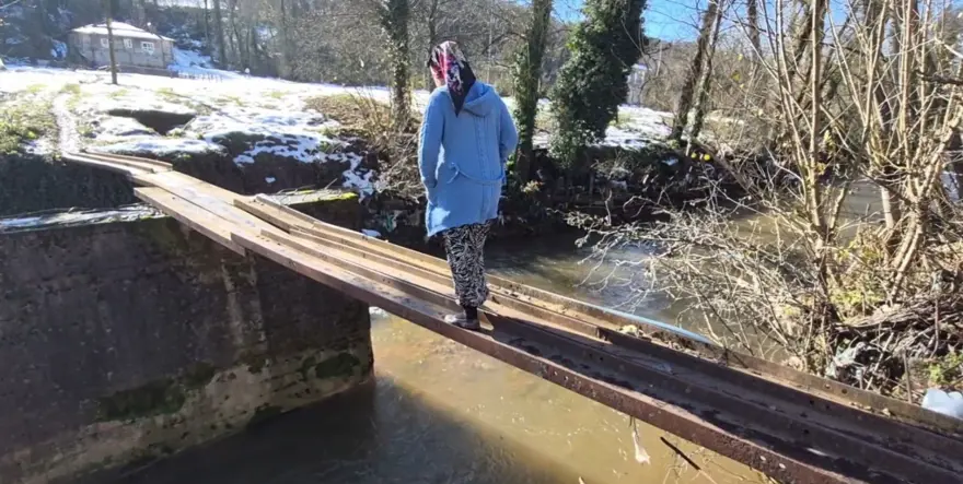 Bartın'da köylülerin köprü çilesi: Ayağı kayan dereyi boyluyor 