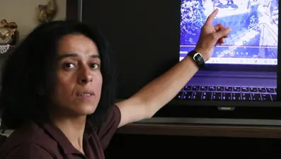 Tekerlekli sandalyedeki engelli kadına 5 erkek saldırdı! "Neden şikayet ettin" dediler, tekmeleyip sopayla vurdular