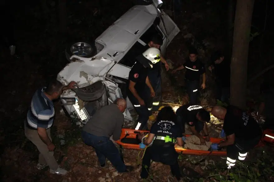 Antalya’dapolisten kaçan otomobil uçuruma yuvarlandı: 3 yaralı 5