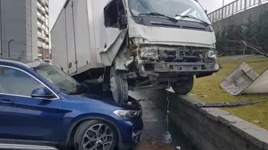 Avcılar'da yoldan çıkan kamyonet otomobilin üzerine düştü