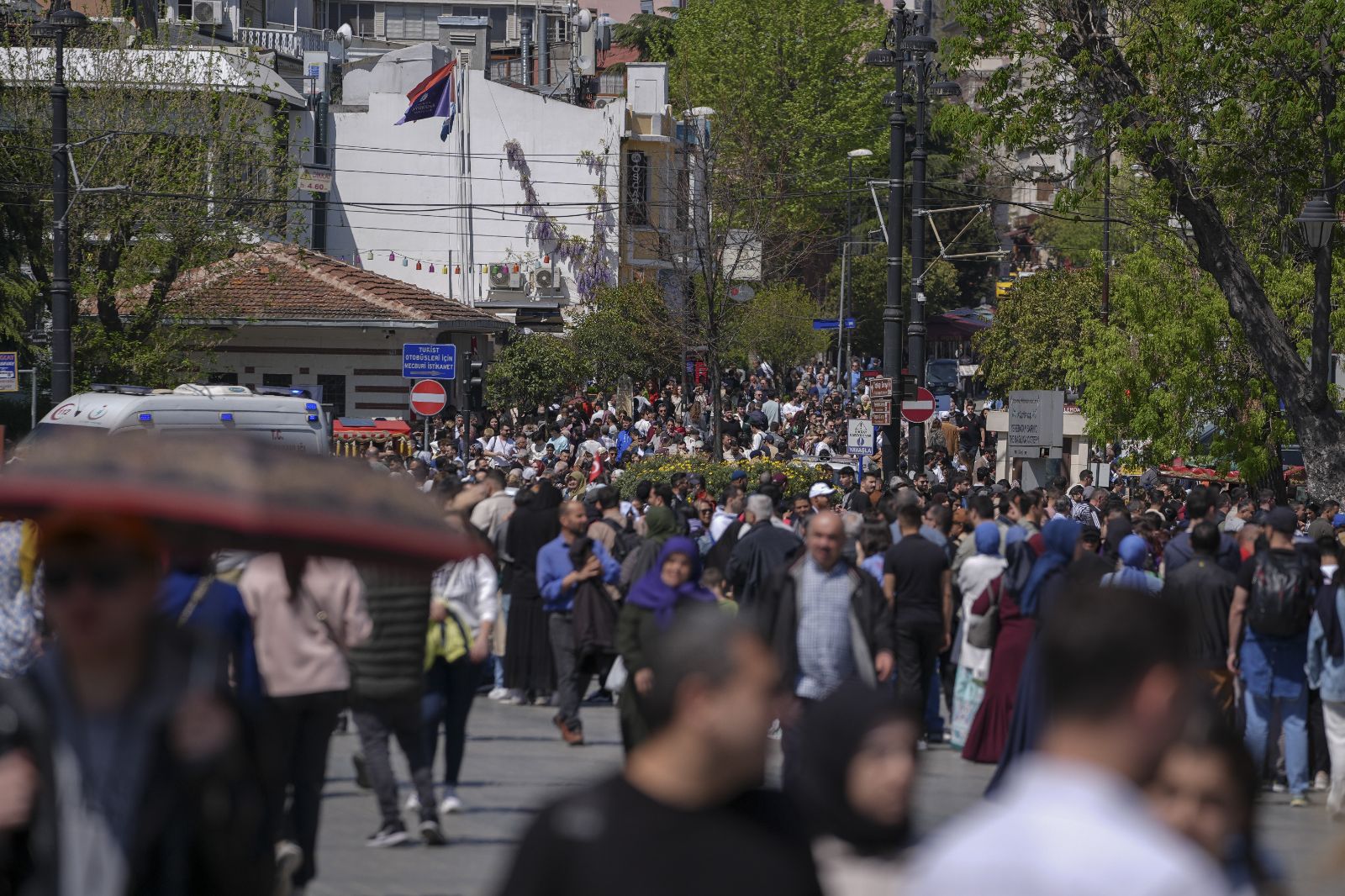 Ramazan Bayramı'nın ikinci gününde tarihi yarımadadainsan seli