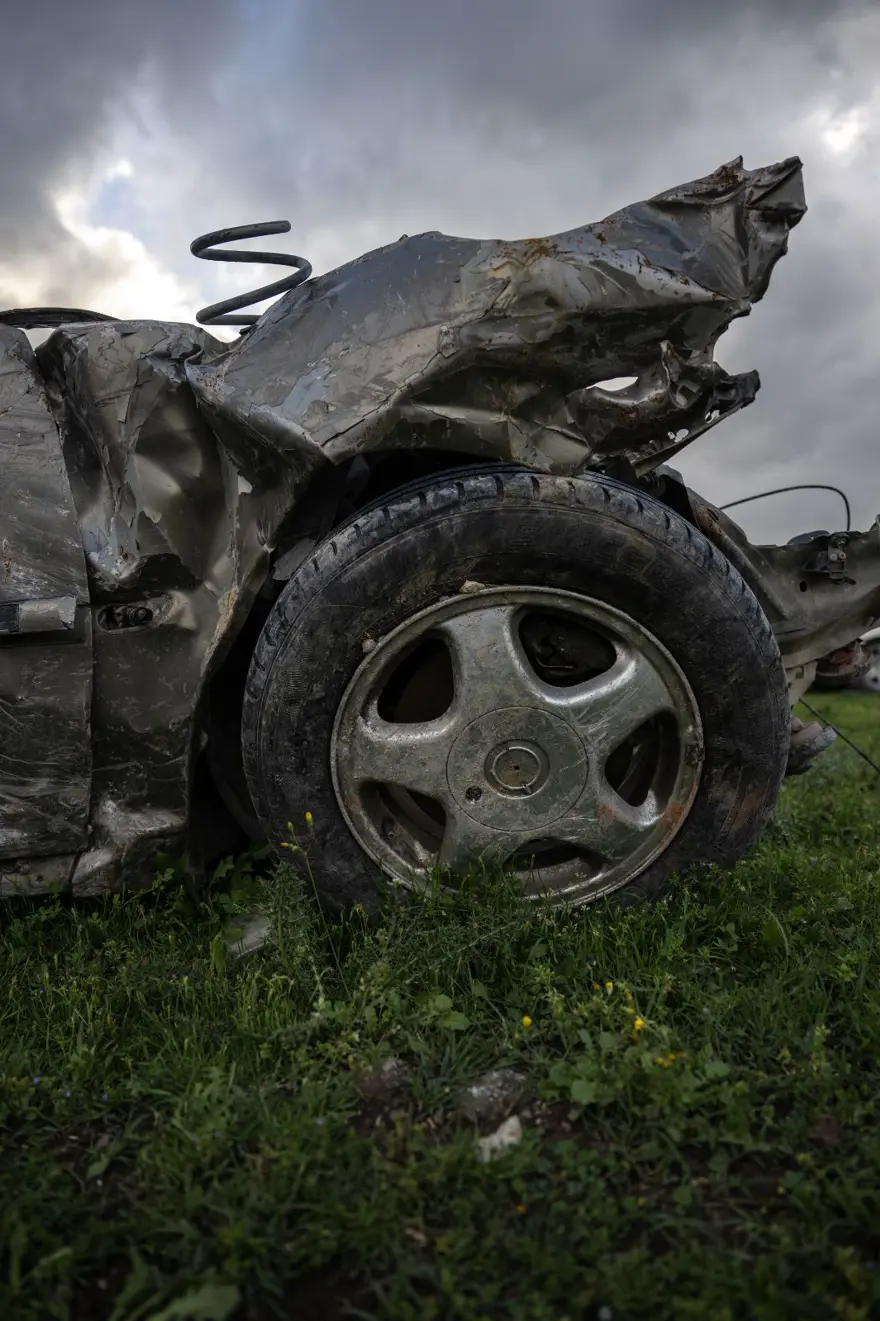 "Araba mezarlığı" felaketin boyutunu gözler önüne seriyor 16