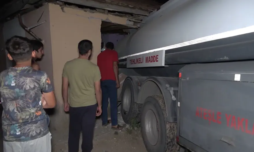 Freni boşalan tanker odasında dinlenen sürücüye çarptı 2