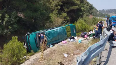 Minibüs şarampole uçtu: 13 yaralı