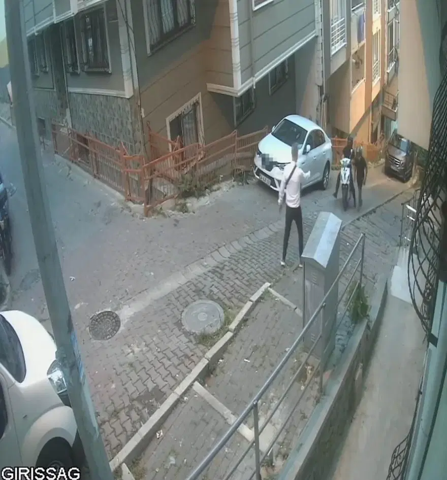İstanbul’da film gibi olay: İki kapkaççı çıkmaz sokağa girdi 2