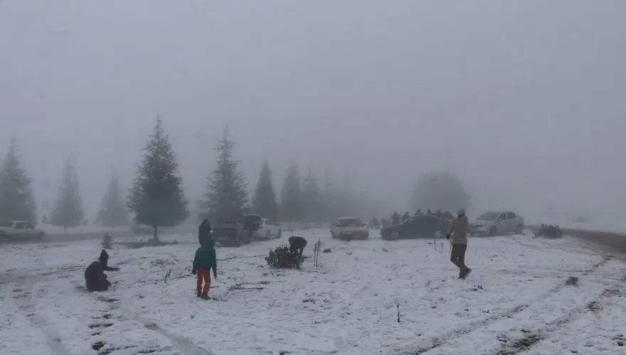 Kar ve sisin birleşimi mest etti: Ailesiyle vakit geçirmek isteyen oraya akın etti 2 Kar ve sisin birleşimi mest etti: Ailesiyle vakit geçirmek isteyen oraya akın etti 2