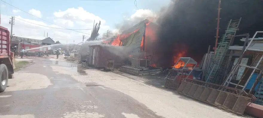 Aksaray'da kereste deposunda yangın: Alevler hurda deposunu da sardı 8