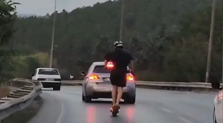 Otoyolda scooter ile tehlikeli yolculuk 1