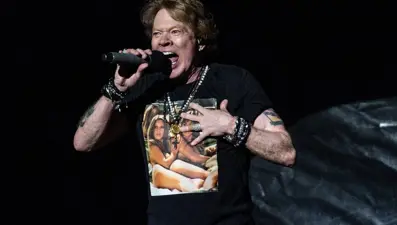 Guns N’ Rose solisti konserde Filistin bayrağı açtı