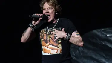 Guns N’ Rose solisti konserde Filistin bayrağı açtı