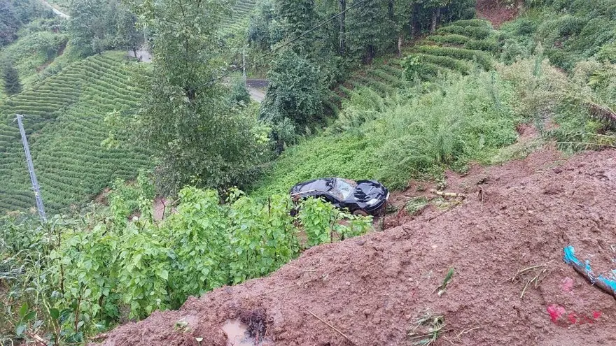 Rize'de şiddetli yağışların ardından 16 evin boşaltılmasına karar verildi 5 Rize'de şiddetli yağışların ardından 16 evin boşaltılmasına karar verildi 5