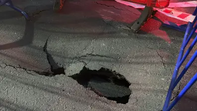 Kağıthane’de yol çöktü: Araçlar güçlükle ilerledi