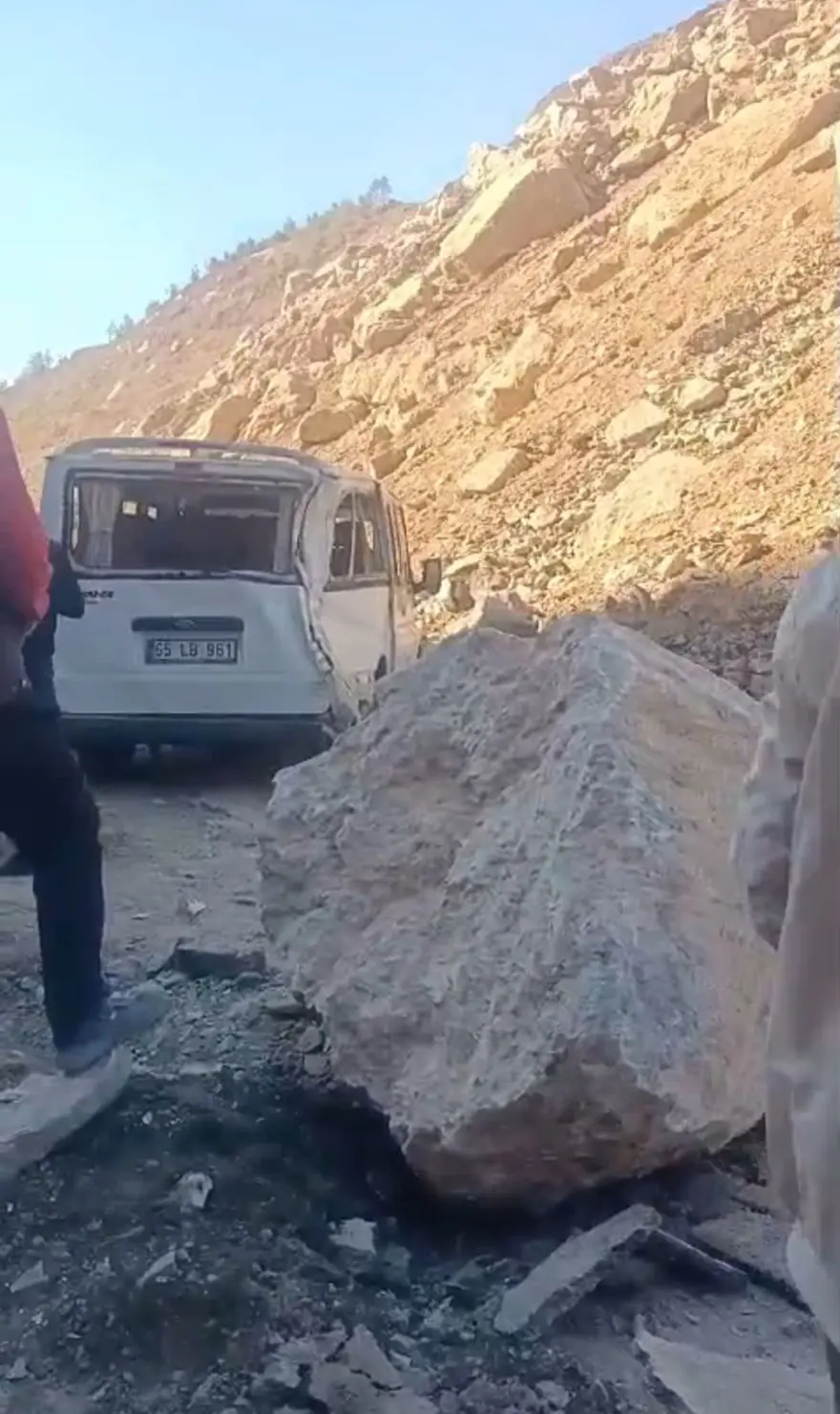 Hakkari'de faciadan dönüldü: Minibüsün üzerine kaya parçaları düştü 