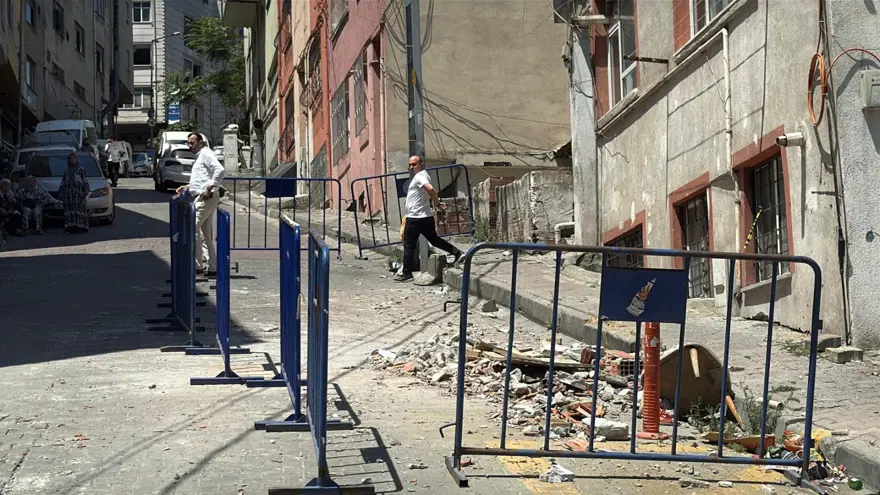 Kağıthane'de üç katlı binanın balkonu çöktü 6 Kağıthane'de üç katlı binanın balkonu çöktü 6