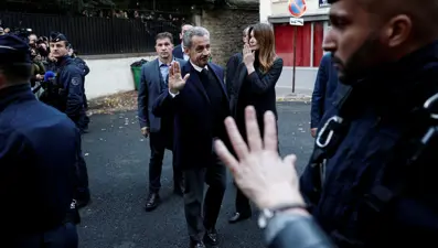Sarkozy'yi cezaevinde iki polis koruyacak