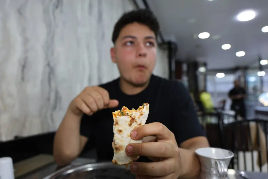 Bir oturuşta 15 lahmacun yiyor: 110 kilo rakipleriyle mücadele ediyor 5