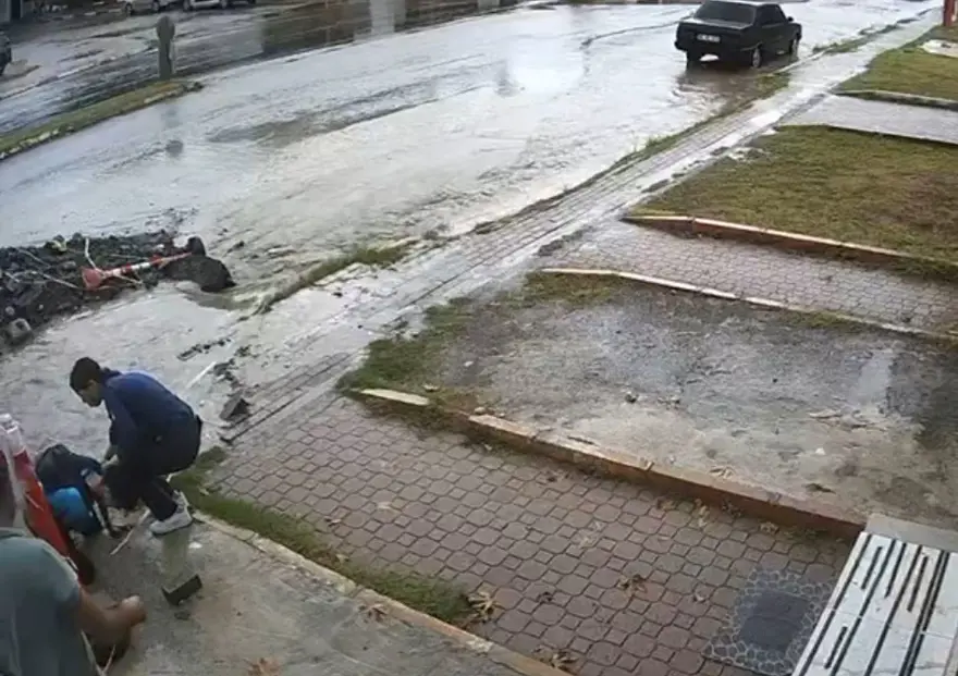 Lise öğrencisi, bisikletiyle iki metrelik çukura düştü 5