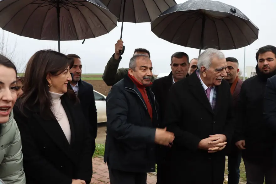 DEMİRTAŞ'IN MESAJINI AKTARDI 2