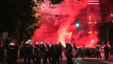 Sırbistan’da on binler erken seçim için sokağa çıktı: Onlarca kişi gözaltına alındı
