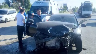 Bursa’da servis minibüsü ile otomobil çarpıştı: 5 yaralı