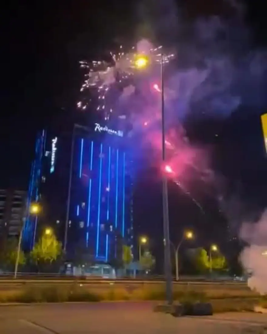 Bursaspor’un kaldığı otelin çevresinde havai fişek atan taraftarlar gözaltına alındı 2