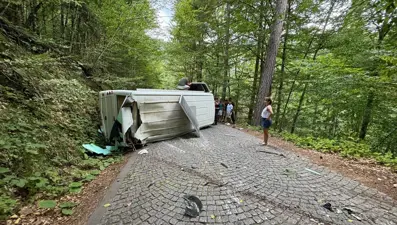 Kamp için Yedigöller’e gelen çiftin karavanı devrildi: 2 yaralı