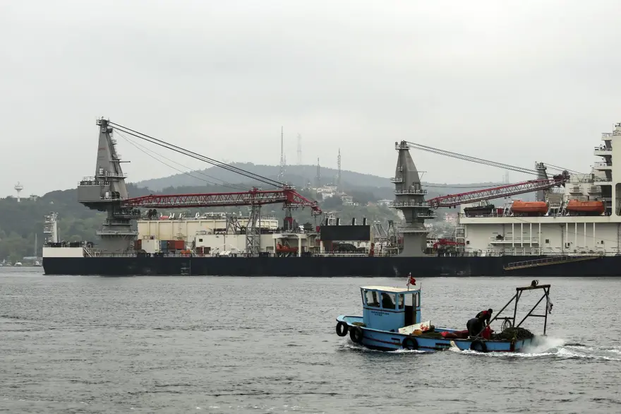 Pioneering Spirit, İstanbul Boğazı'ndan geçti 3
