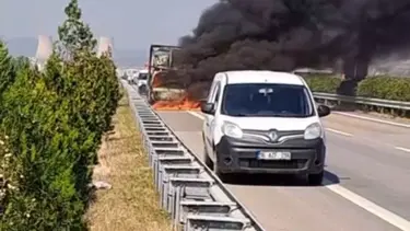 Seyir halindeki kamyonet alev alev yandı