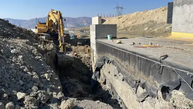 Tünel çevresinde toprak kaydı, 2 işçi göçük altında kaldı