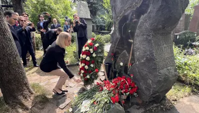 Nazım Hikmet Ran Moskova’daki mezarı başında anıldı