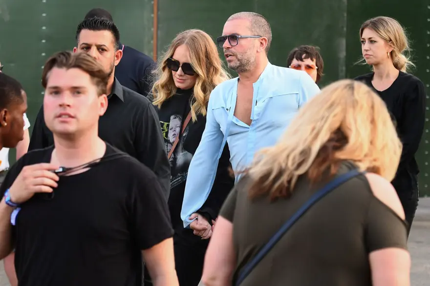 Adele yakın arkadaşının gay eşiyle el ele 2