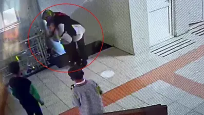 Yine Heimlick manevrası kurtardı: Nefes borusuna yiyecek kaçan öğrenci, öğretmenin müdahalesiyle kurtuldu