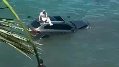 Otomobil denize uçtu, dakikalarca araç üstünde kurtarılmayı bekledi